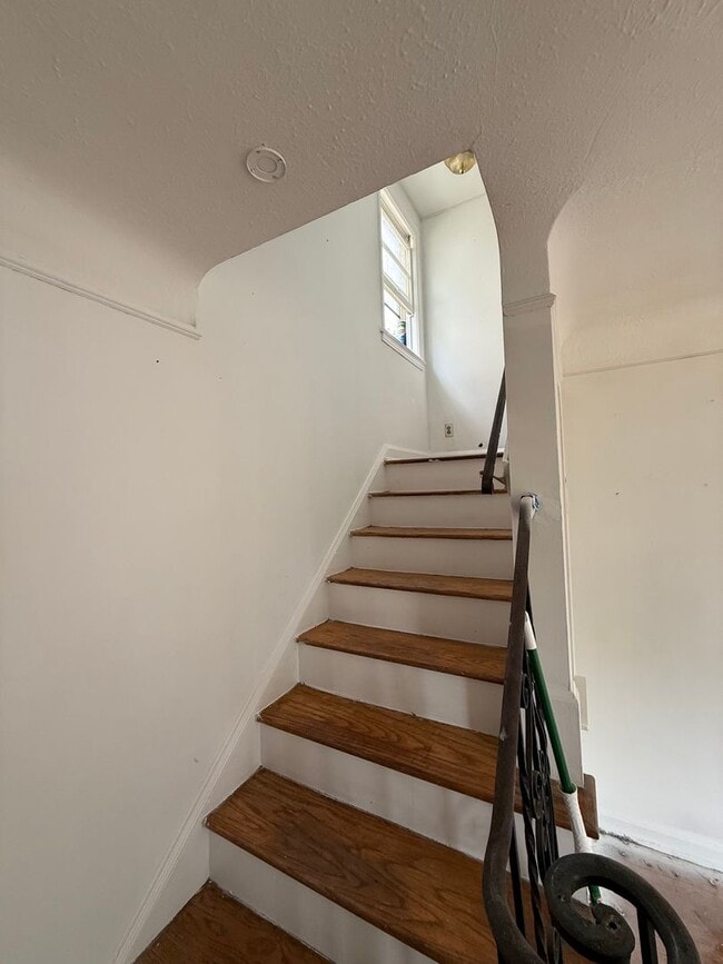 Building Photo - 21860 Roberts Ave