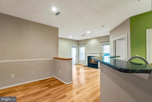 Primary Photo - 1708 Lake Shore Crest Dr