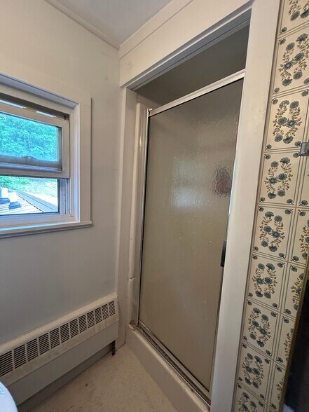 Upstairs Bathroom - 1538 Slaterville Rd