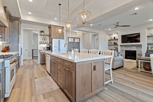 Building Photo - Elegant Residence on an Arce Lot