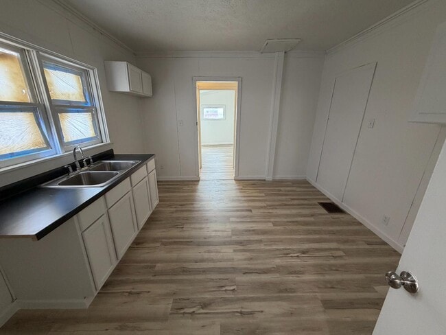 Building Photo - 2900 S 13th St