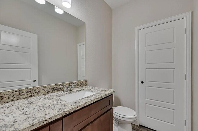 Building Photo - Spacious Townhome Near Several Parks