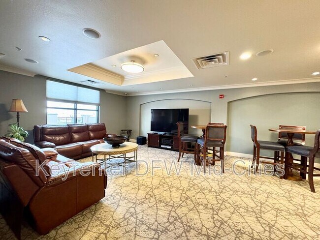 Building Photo - 330 E Las Colinas Blvd