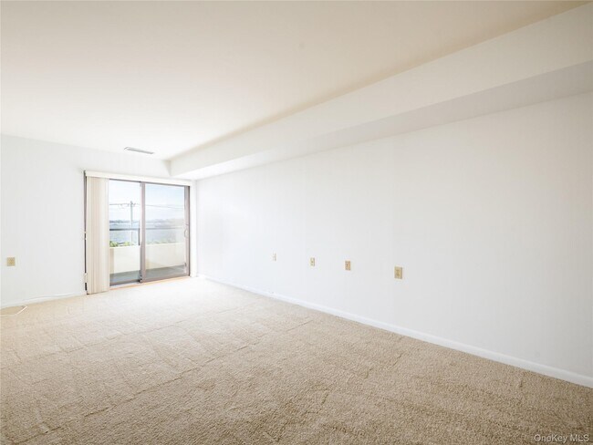 Building Photo - 372 Main St