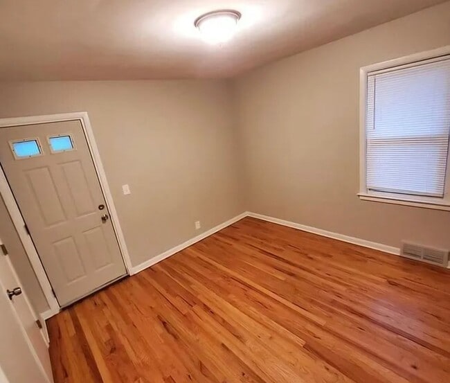 Building Photo - Welcome Home!!!  Oak Park 3 bedroom brick ranch