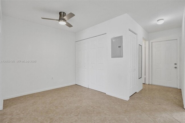 Building Photo - 2120-2122 Thomas Street Unit 2122