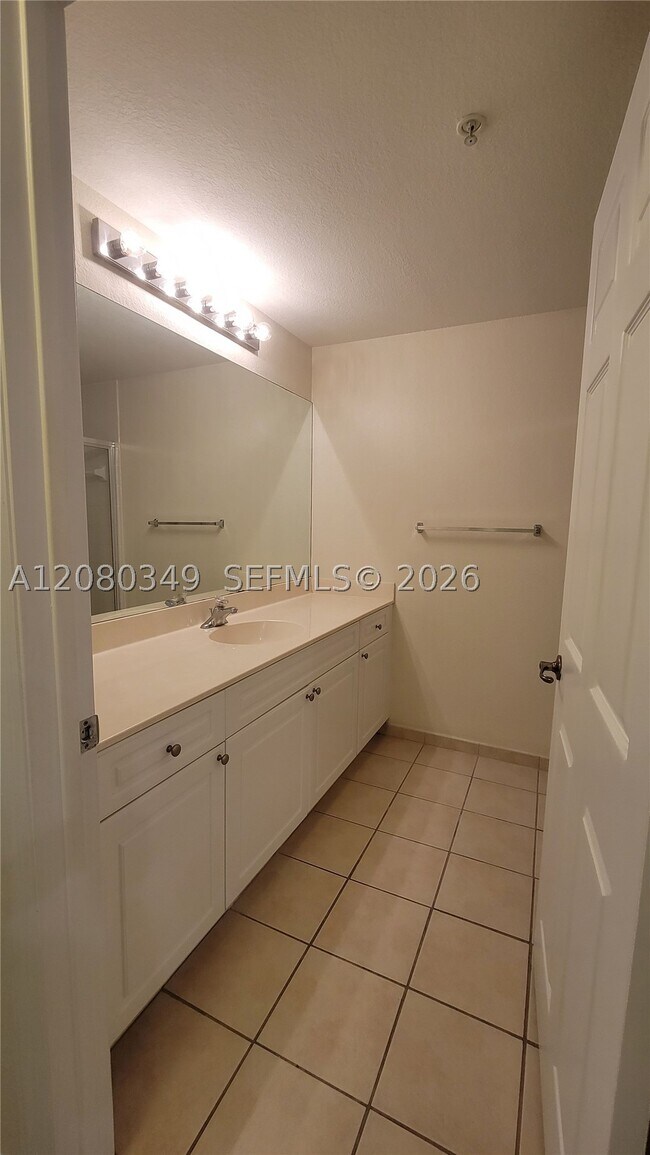 Building Photo - 3018 Alcazar Pl