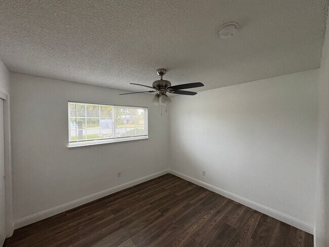 Building Photo - SW Visalia Home Available Now!
