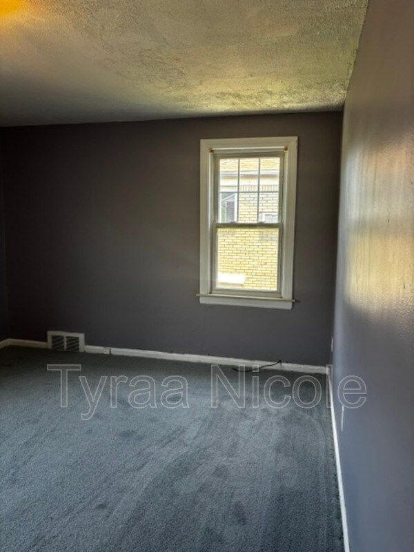Building Photo - 1931 Ewald Cir