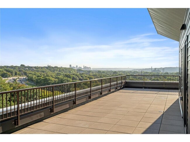 Building Photo - 470 Lexington Parkway S