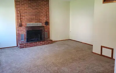 Building Photo - 416 E Eli Ave