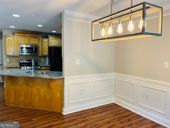 Building Photo - 5750 Crest Hill Dr NE