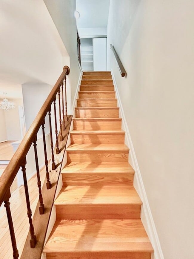 Building Photo - Spacious and bright 3BR/2.5BA townhouse with enclosed back patio