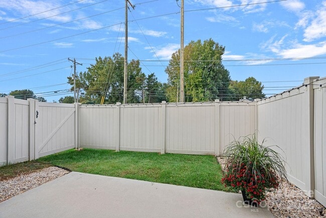 Building Photo - 206 Scenic View Ln