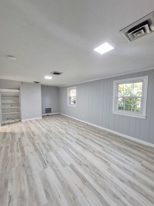 Building Photo - 2402 Fon Du Lac Rd