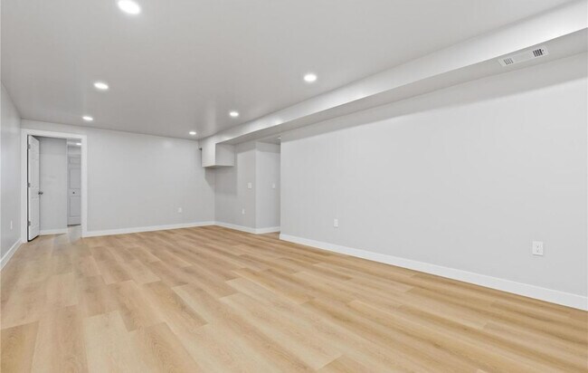 Building Photo - 1436 S Yates St