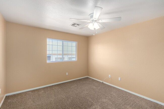 Building Photo - FREE RENT UNTIL 12-31-24- *HCVP CONSIDERED...