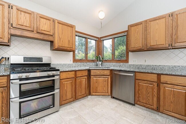 Building Photo - 1574 Devonshire Dr