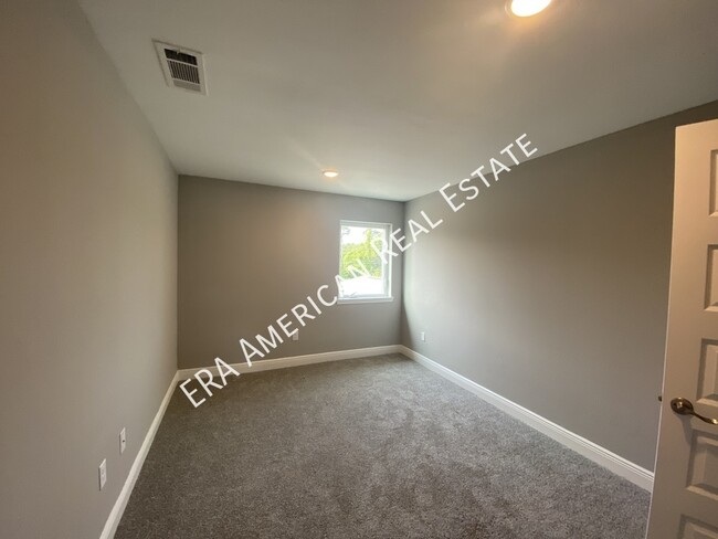 Building Photo - 957 Skylark Rd