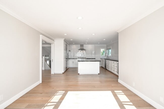 Building Photo - 7 Sandbar Dr