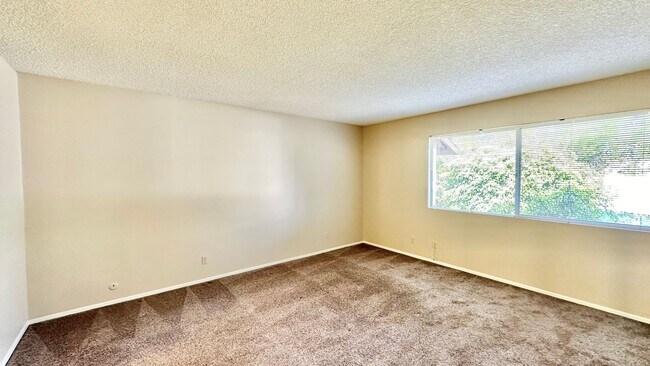 Building Photo - Beautifully Remodeled Upstairs Condo Unit with Private Balcony Patio in Downtown Fallbrook!