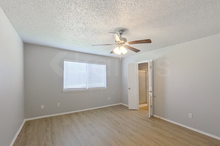 Building Photo - 4914 Glenoak Dr