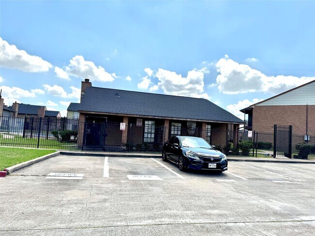 Building Photo - 9090 S Braeswood Blvd