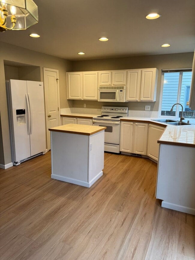 Building Photo - 3Bd/2.5Ba Sammamish House