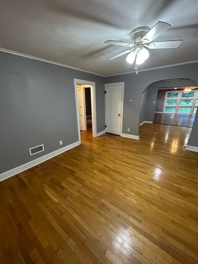 Building Photo - 3 Story Home Available Now Near Campus!