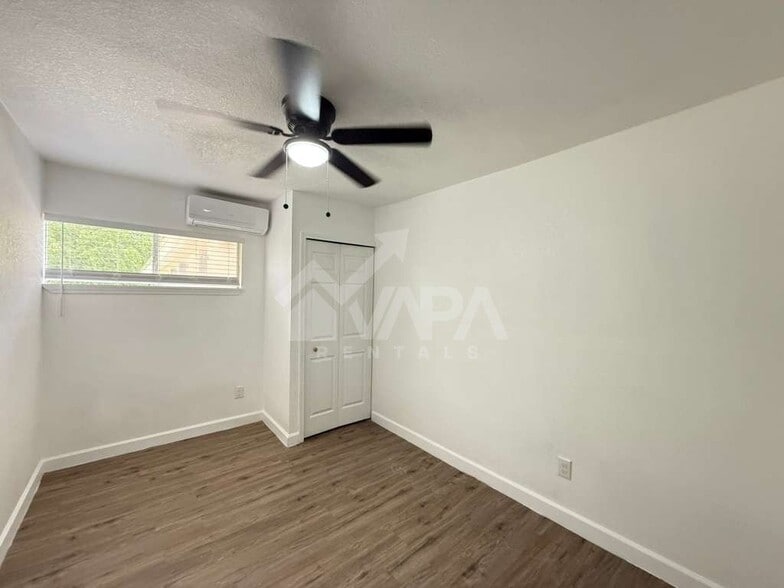 Building Photo - 411 Yolanda Dr
