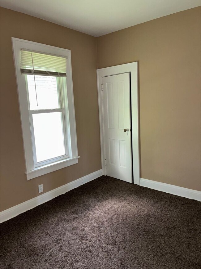 Building Photo - Charming 3-Bedroom Property in Prime Location