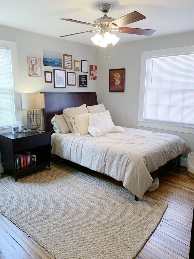 Building Photo - 3 Bedrooms 2 Bathrooms with fenced in back...