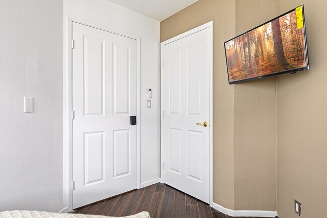 Building Photo - 10777 Ashton Ave