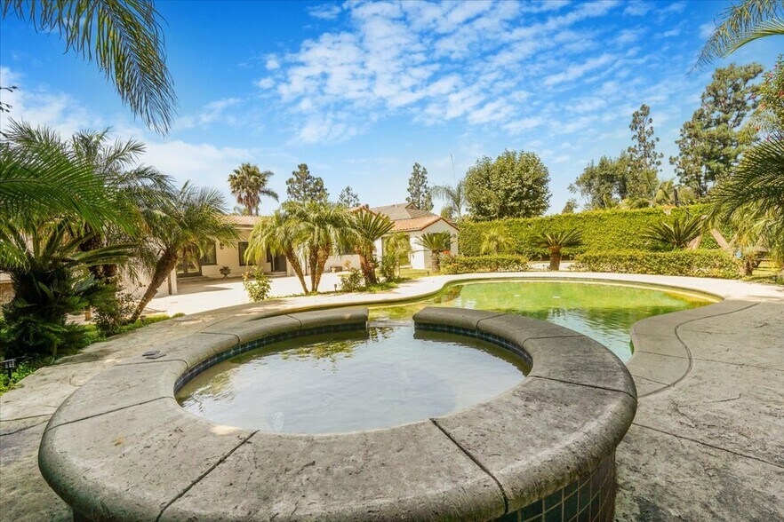 Building Photo - 114 S Layton Dr