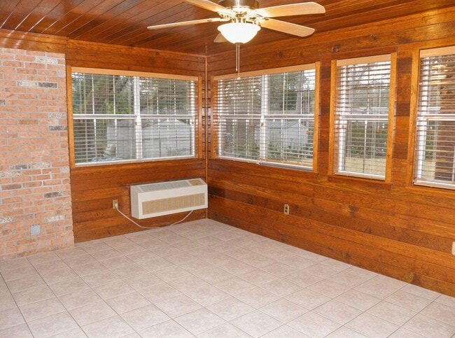 Building Photo - 212 Priscilla Dr