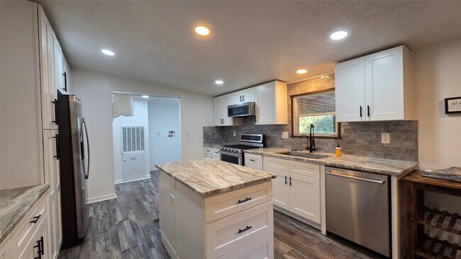 Building Photo - 21150 Arnsworth