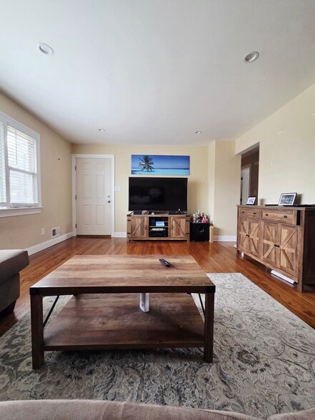 Building Photo - 223 Ray St