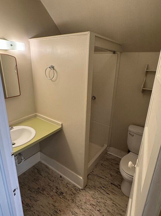 Building Photo - 2 Bedroom in Triplex Near Downtown and Campus