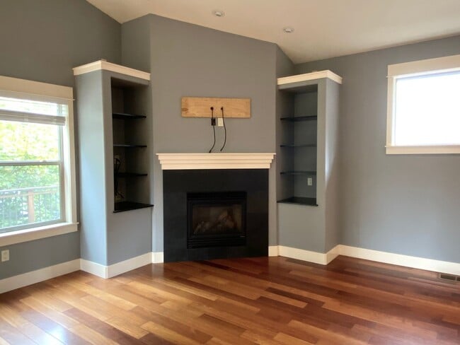 Building Photo - Spacious 3 BR w/ all wood floors and great midtown Bend location