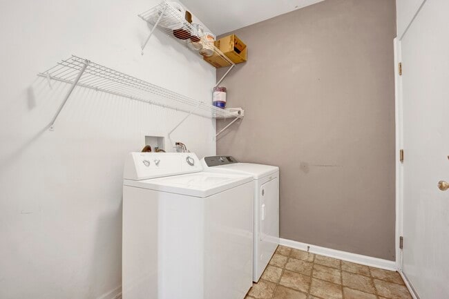 Building Photo - 1574 Millbrook Dr