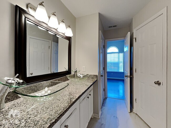 Building Photo - 207 Lake Forest Dr