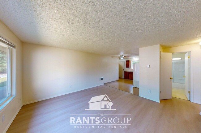 Building Photo - Spacious 2-Bedroom Duplex Unit with a Gara...