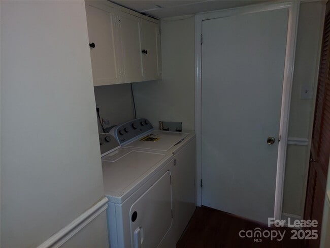 Building Photo - 3813 Selwyn Ave