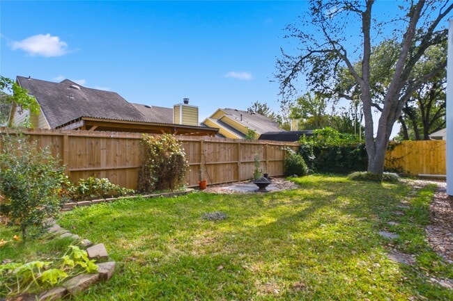 Building Photo - 3223 S Briar Knoll Dr