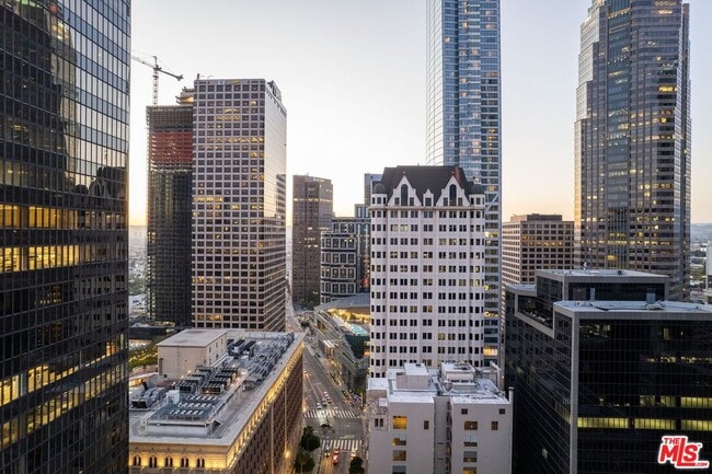 Building Photo - 655 S Hope St