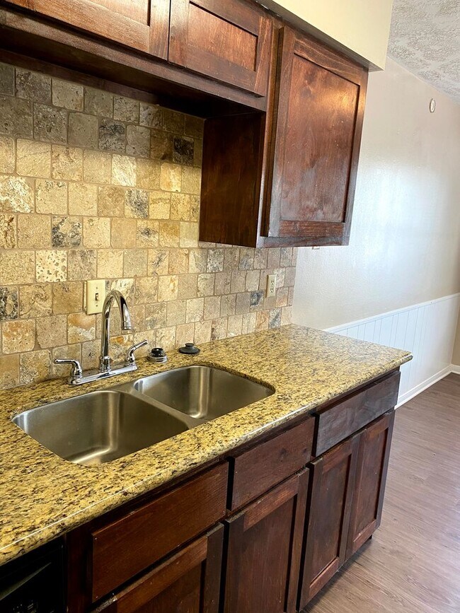 Building Photo - Cozy 2/2 Duplex Available for Prelease!