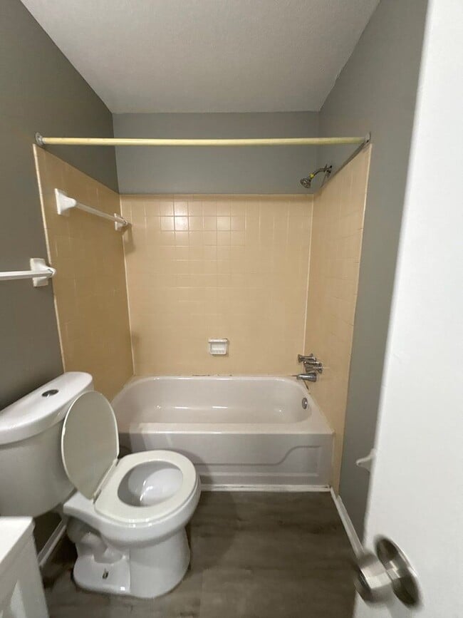 Building Photo - Newly Refreshed 3 bedroom 2 bath duplex