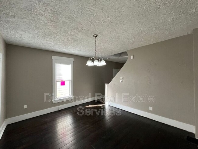 Building Photo - 305 Maple Ave