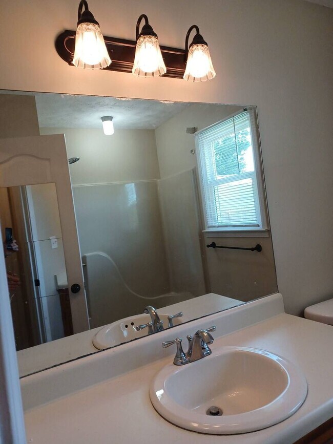 Building Photo - 421 Bluff Dr