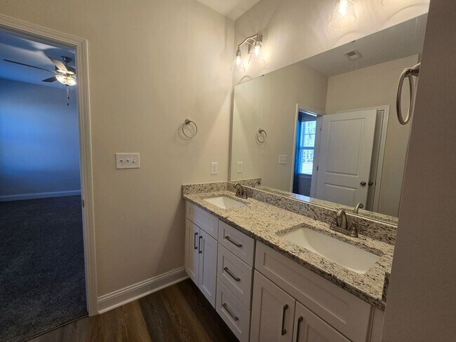 Building Photo - 4 Bedroom, 2 Bath Ranch Available for Rent Now!